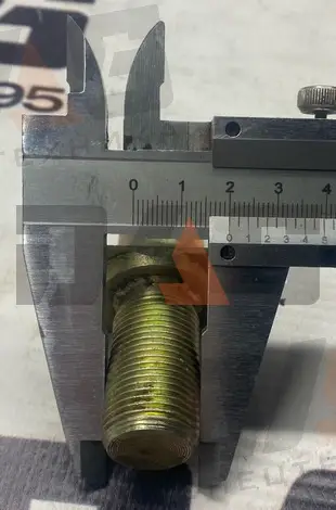 Шпилька крепления переднего колеса (3-3,5 т),  заднего колеса (5-8 т)